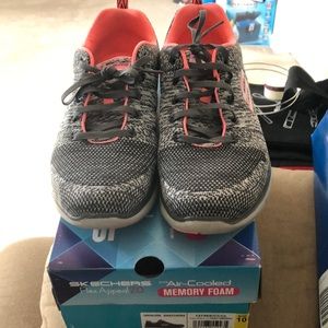 Size 10 Women’s Skechers